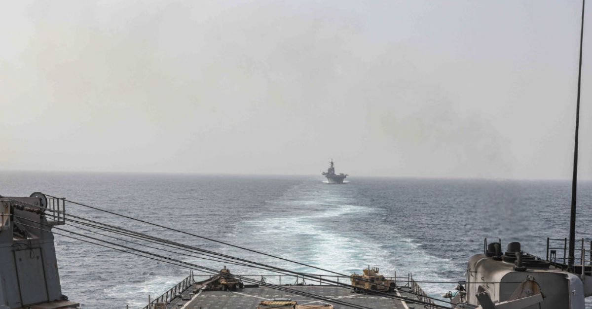 Бунтовниците хуси в Йемен изстрелват ракета по американски военен кораб в Червено море