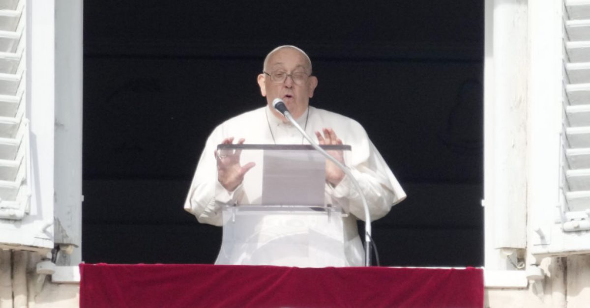 Папата признава спора за благословии на еднополови двойки, но настоява: „Господ благославя всички“