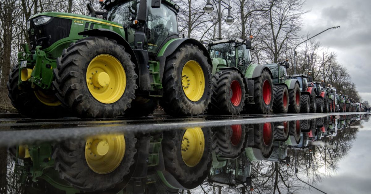 Фермери карат хиляди трактори в Берлин в знак на протест срещу съкращаването на субсидиите за гориво