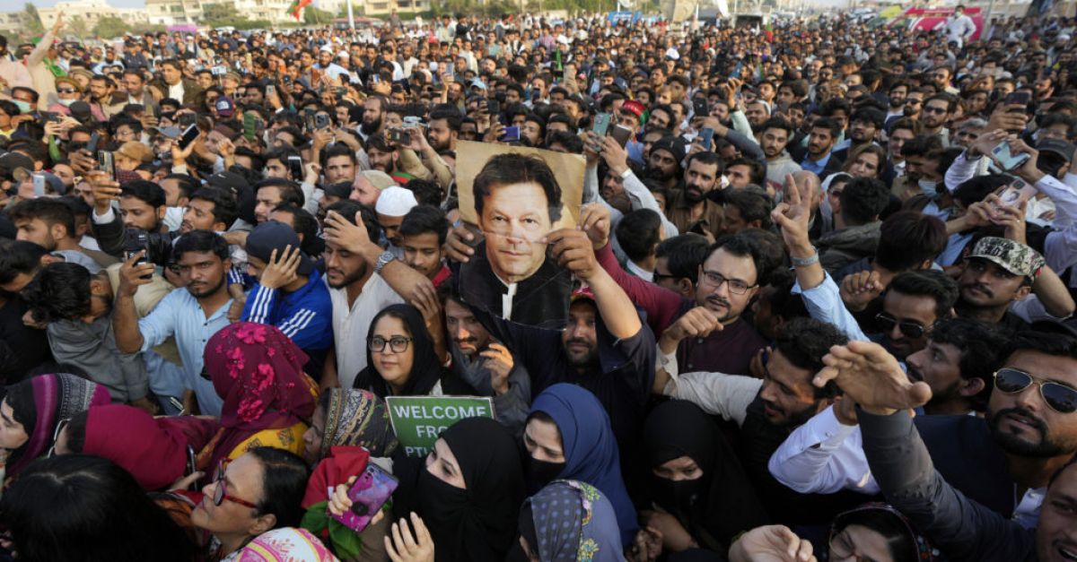 Пакистански съд повдигна обвинение срещу бившия премиер Имран Хан и