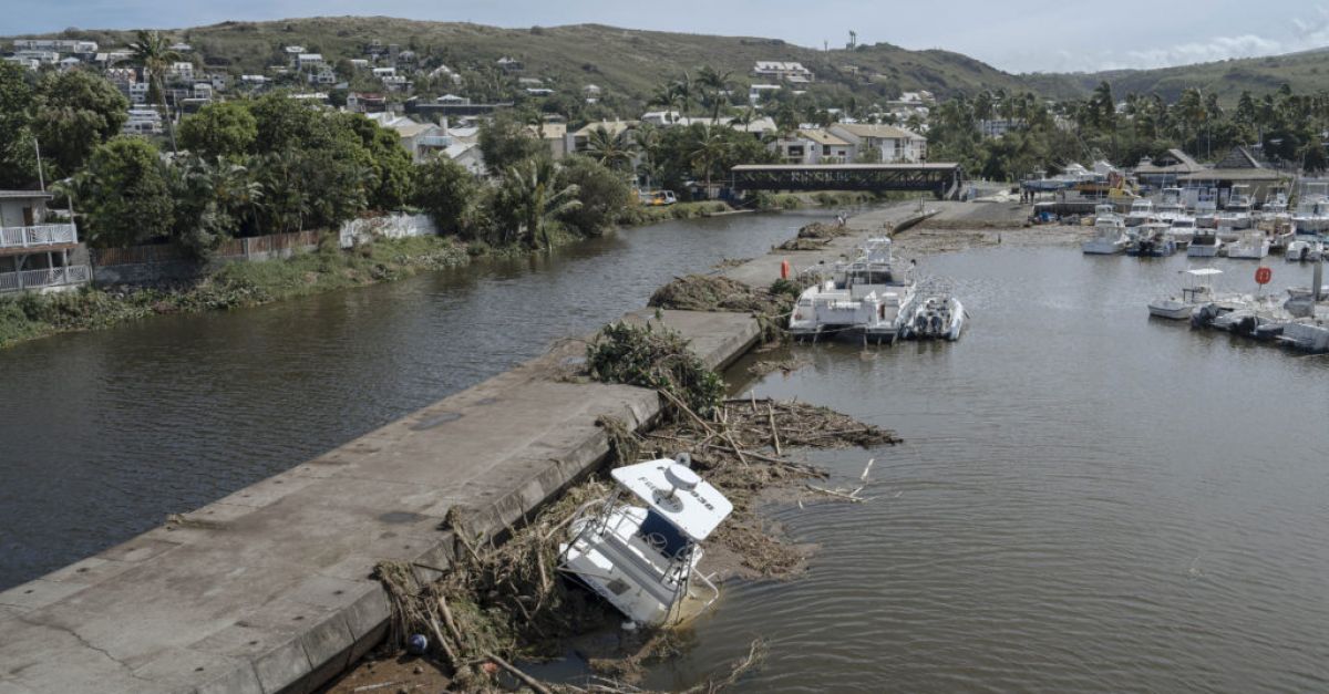 Мавриций вдига предупреждението за буря след циклона, докато френският остров оценява щетите