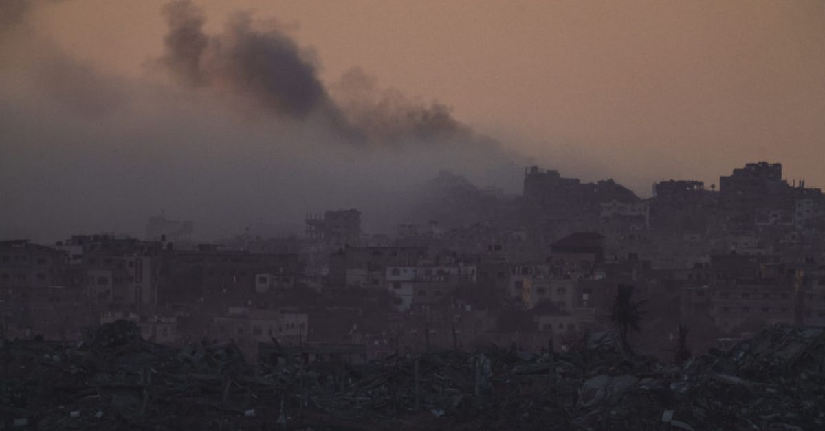 Палестинските бойци се бият в силно засегнатите райони на Газа и обстрелват с ракети Израел
