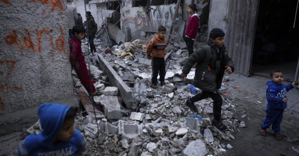 Катар и Франция изпращат лекарства за заложници в Газа, докато войната бушува