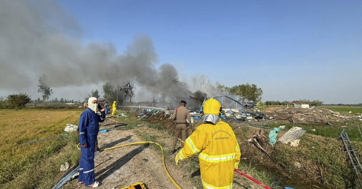 Множество смъртни случаи след експлозия във фабрика за фойерверки в Тайланд