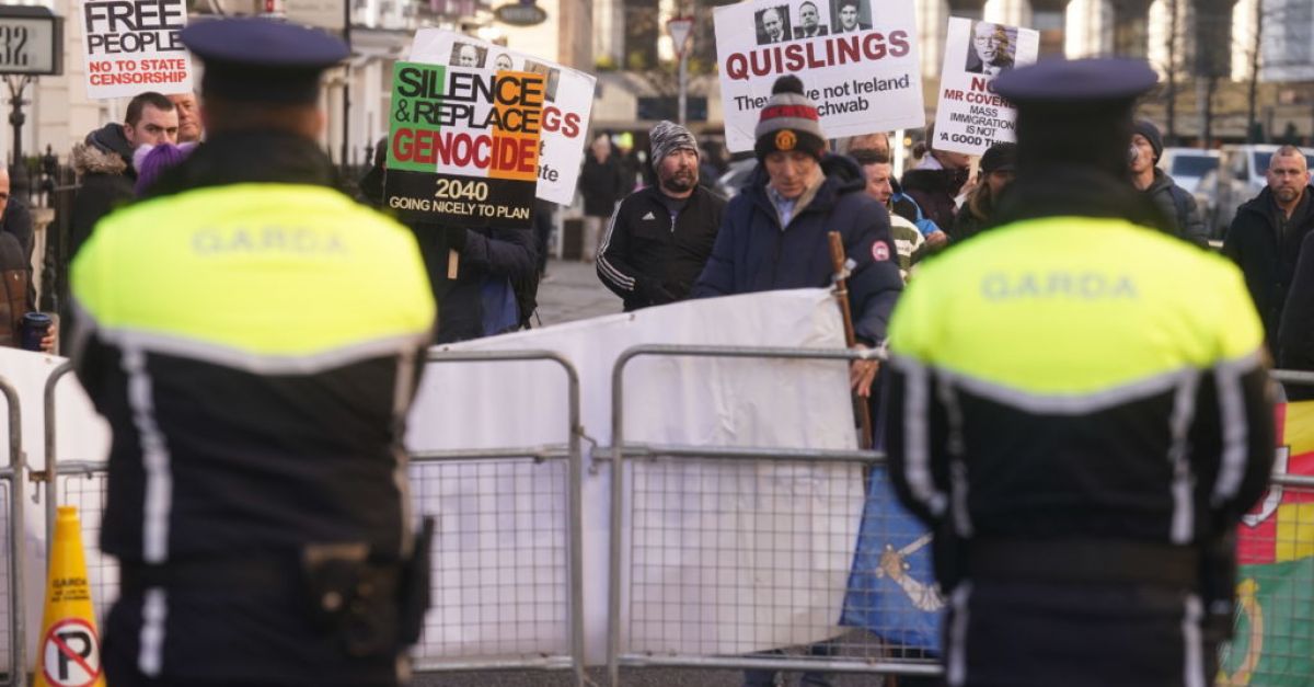 Два отделни протеста бяха проведени пред Leinster House тъй като