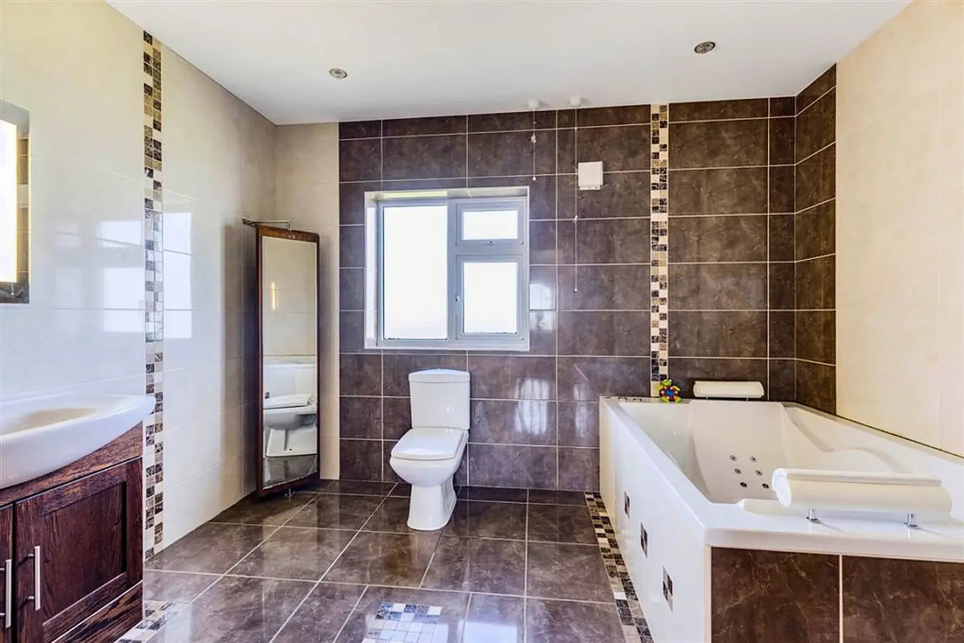 Main Upstairs Bathroom