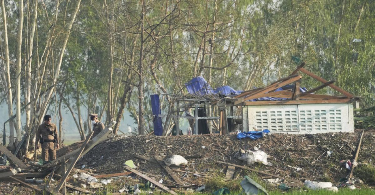 Експлозия във фабрика за фойерверки в централен Тайланд уби около