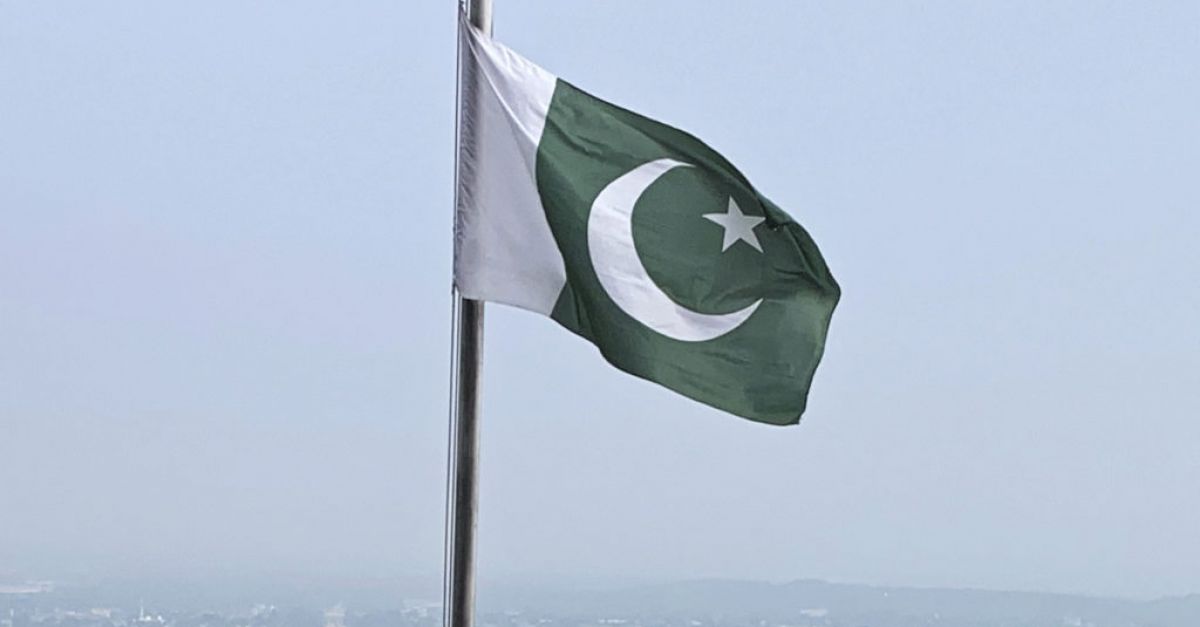 Четири деца и три жени загинаха при въздушни удари на Пакистан срещу Иран, каза служител