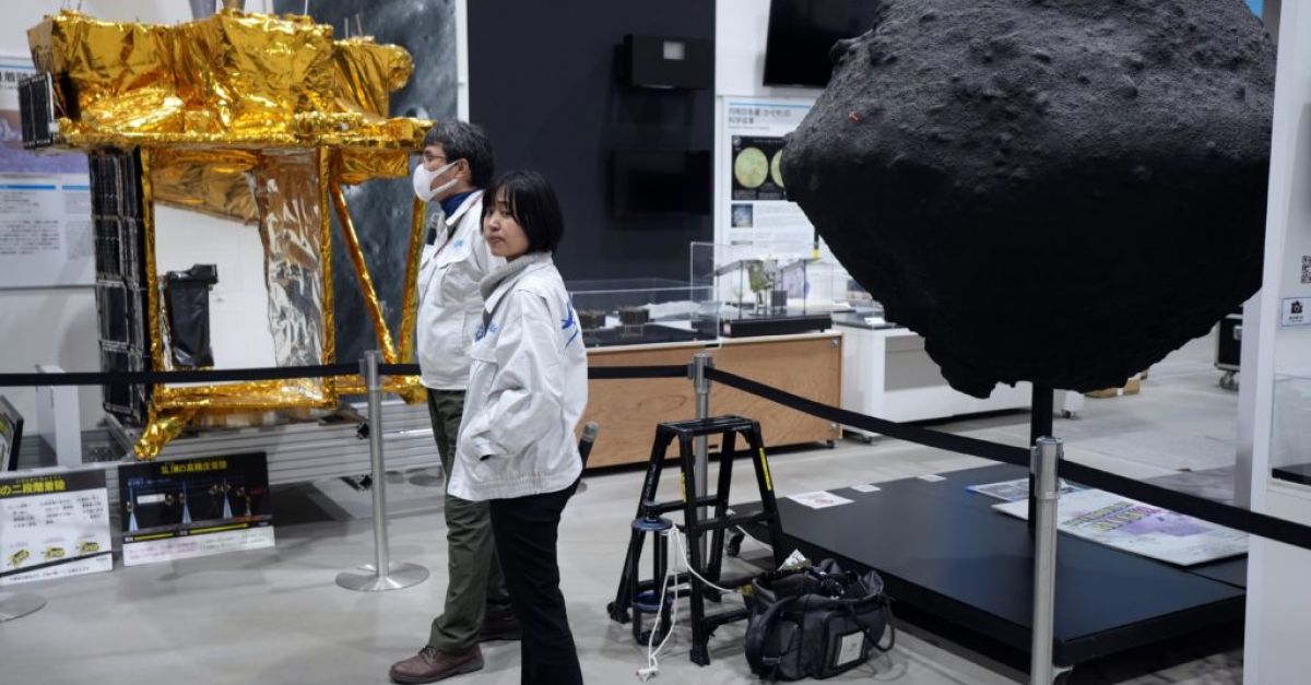 Японската космическа агенция казва, че космическият кораб е на Луната, но все още „проверява статуса си“