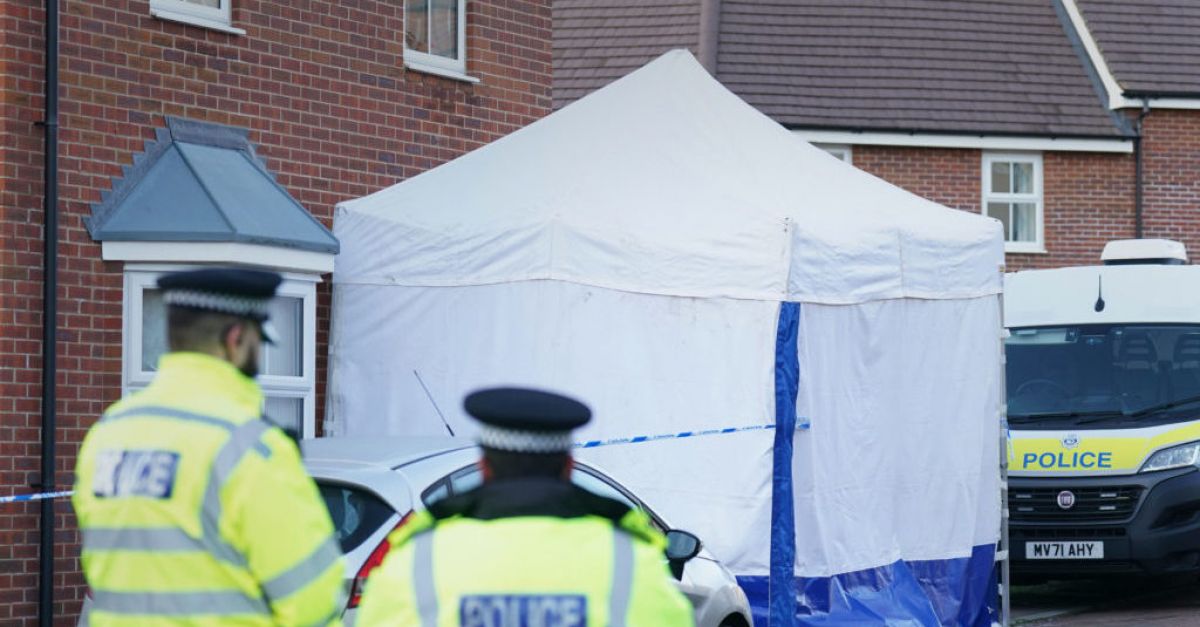 Мъж, жена и две млади момичета, намерени мъртви в къща в Англия, са били членове на семейството