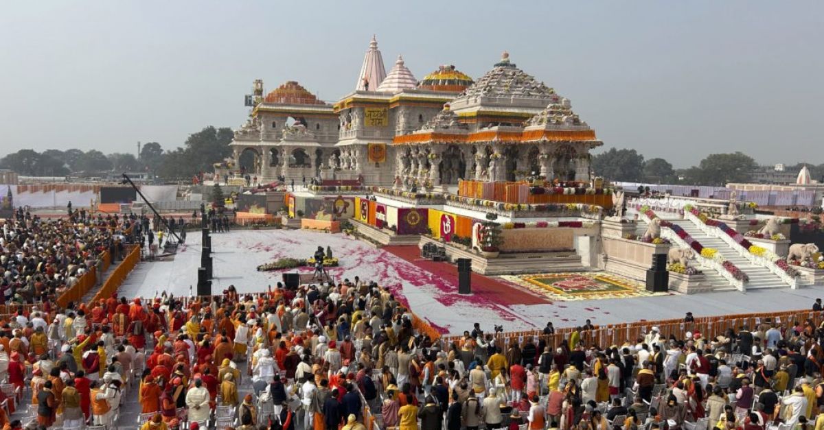 Индийският министър-председател Нарендра Моди откри противоречив хиндуистки храм, построен върху