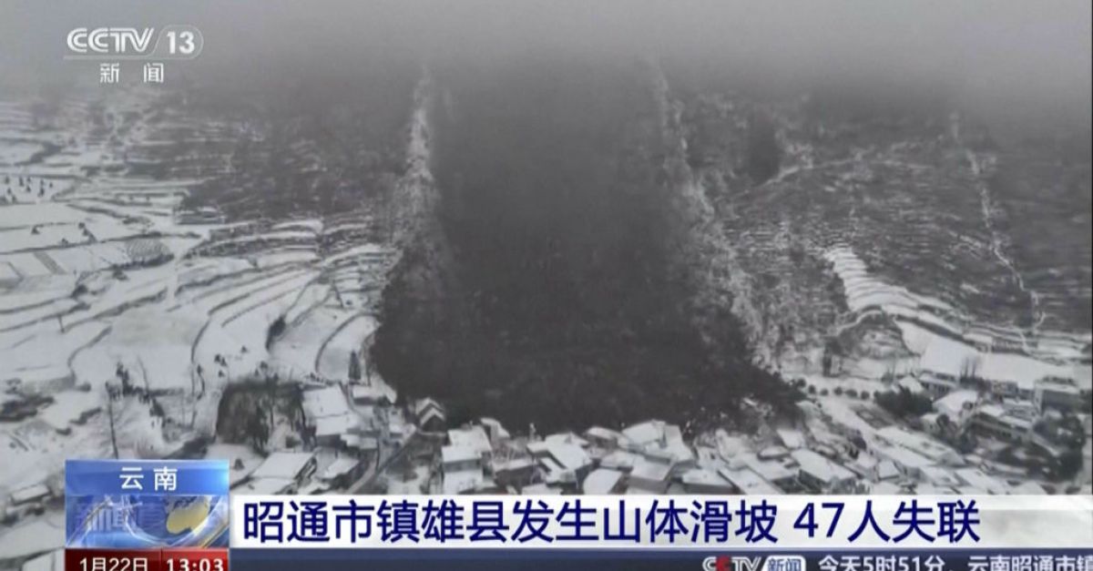 Двадесет души са загинали и 24 са изчезнали след свлачище, казват китайските държавни медии
