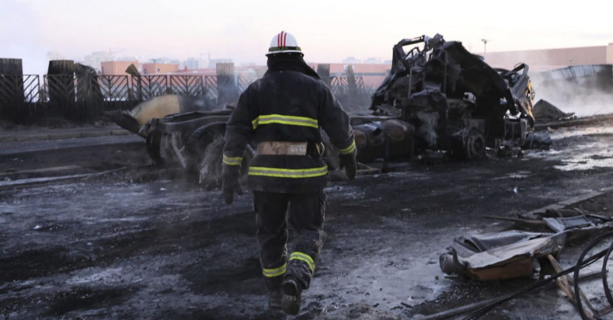 Пожарникари загинаха при взрив след сблъсък на камион и лек автомобил в Монголия