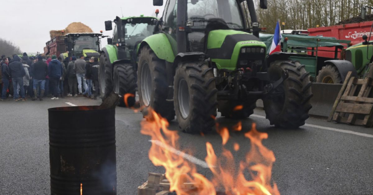 Фермери блокират пътища във Франция в знак на протест срещу ниските заплати и регулации