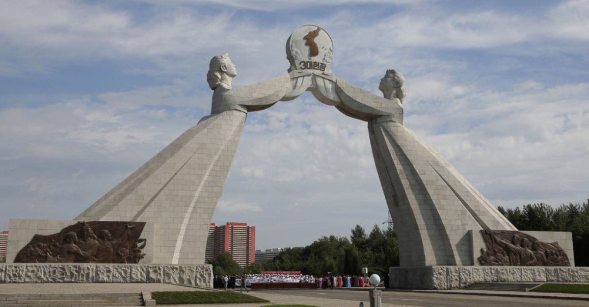 Северна Корея изглежда е съборила огромна арка в столицата си