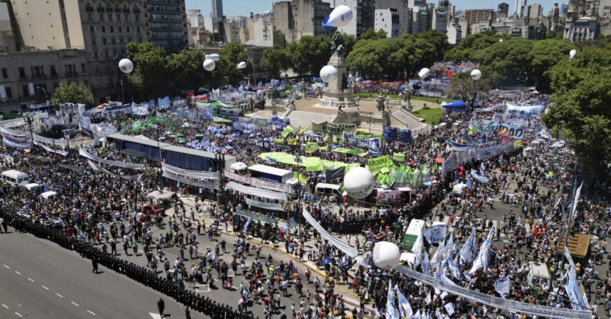 Аржентинските профсъюзи провеждат обща стачка в знак на протест срещу икономическите реформи на Милей