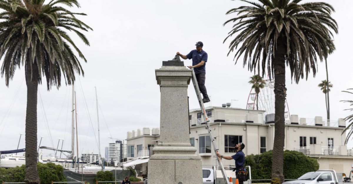 Паметникът на капитан Кук, изсечен от протестиращи преди Деня на Австралия