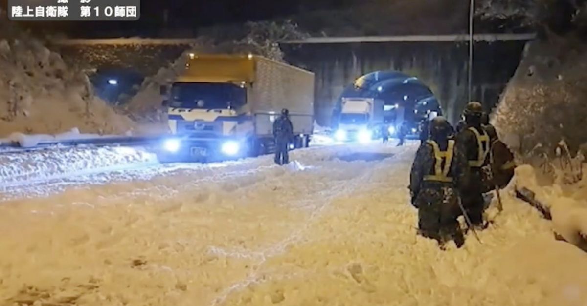 Очаква се още обилен сняг в Япония, след като 800 превозни средства бяха блокирани на магистрала