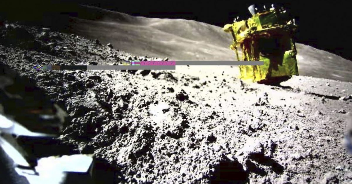 Японският прецизен апарат за кацане на Луната уцели целта си, но изглежда обърнат с главата надолу
