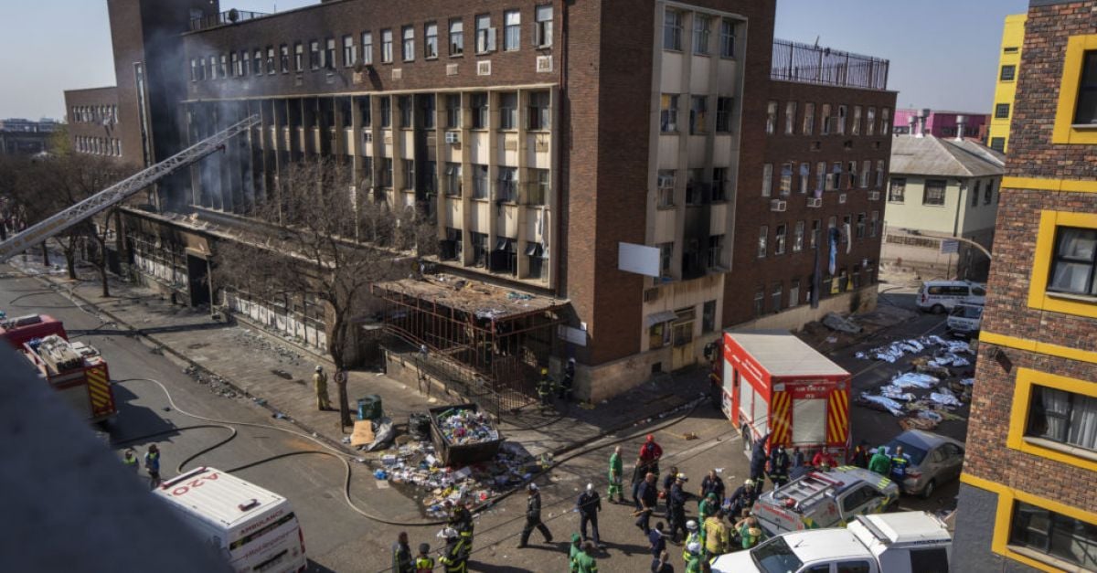 Мъж е обвинен в 76 обвинения в убийство след смъртоносен пожар в южноафриканска сграда