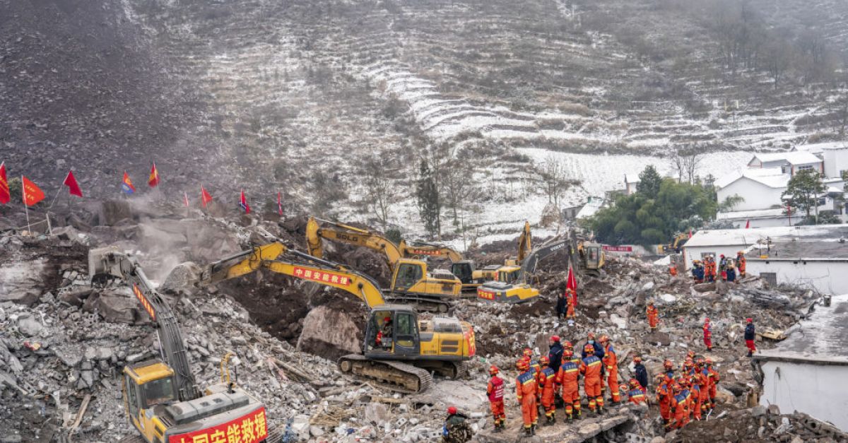 Открити са останали жертви на свлачище в Китай, с което броят на загиналите достигна 44