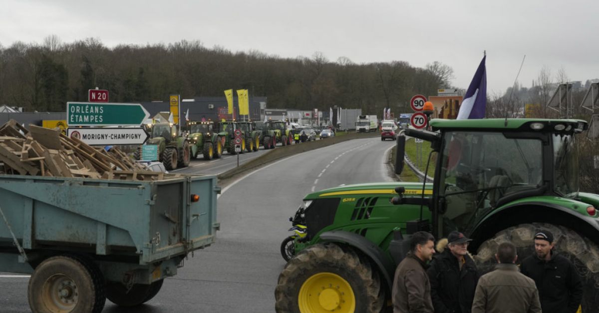 Френски фермери, ядосани от икономическите проблеми, блокират пътища по-близо до Париж