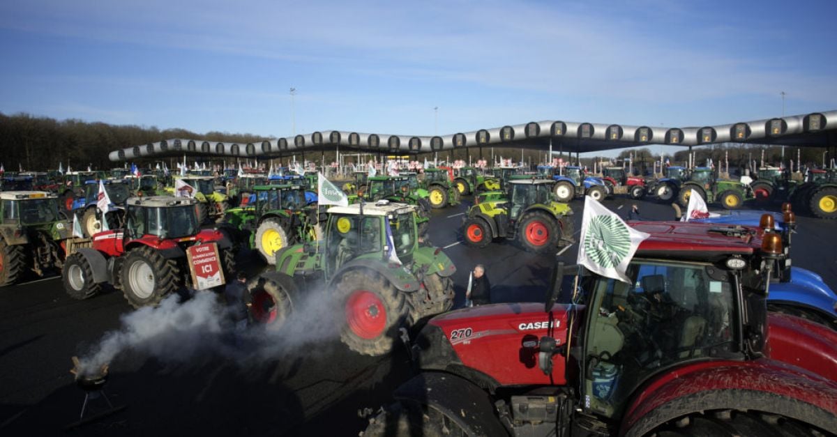 Френските фермери поддържат барикади на някои от главните пътища в