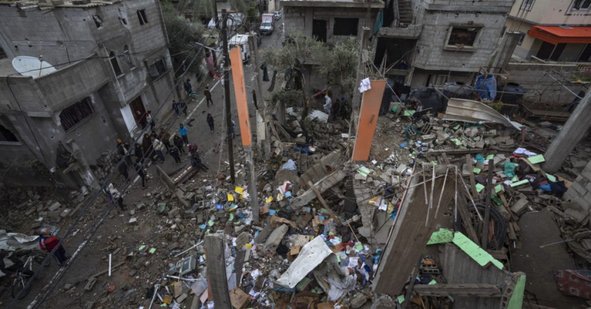 Въздушен удар уби трима палестинци в Газа, докато войната Израел-Хамас продължава