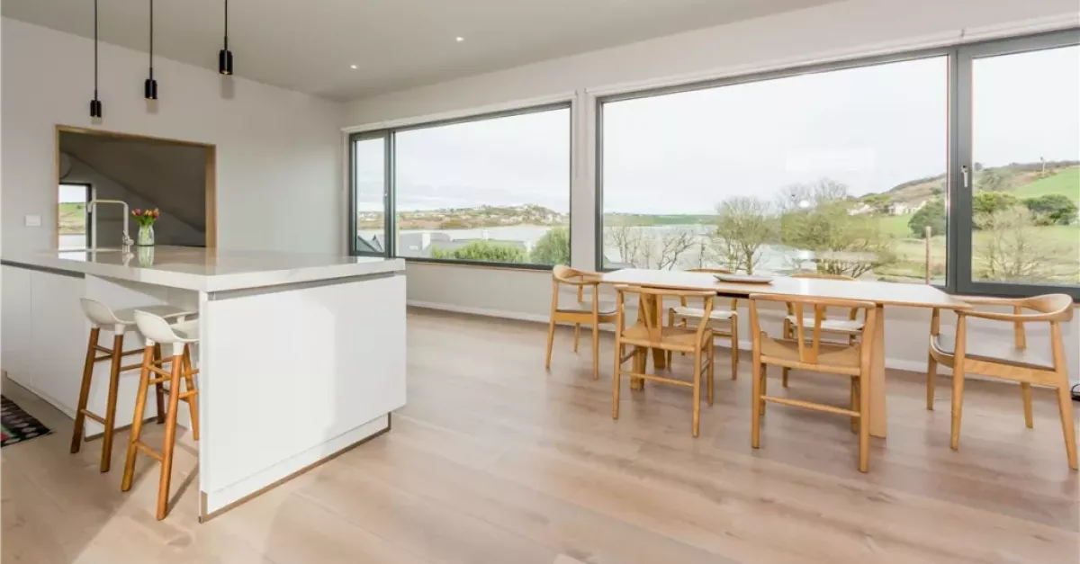 Крайбрежен дом в Корк с изглед към плажа Инчидони за €875 000