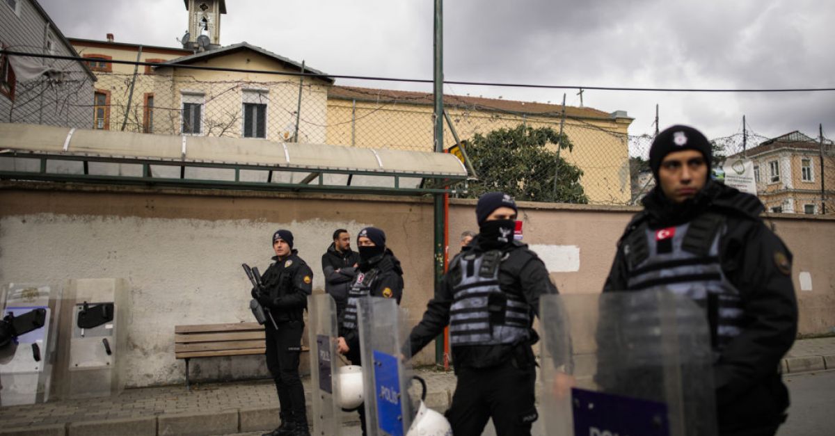 Двама маскирани нападатели нападнаха римокатолическа църква в Истанбул по време