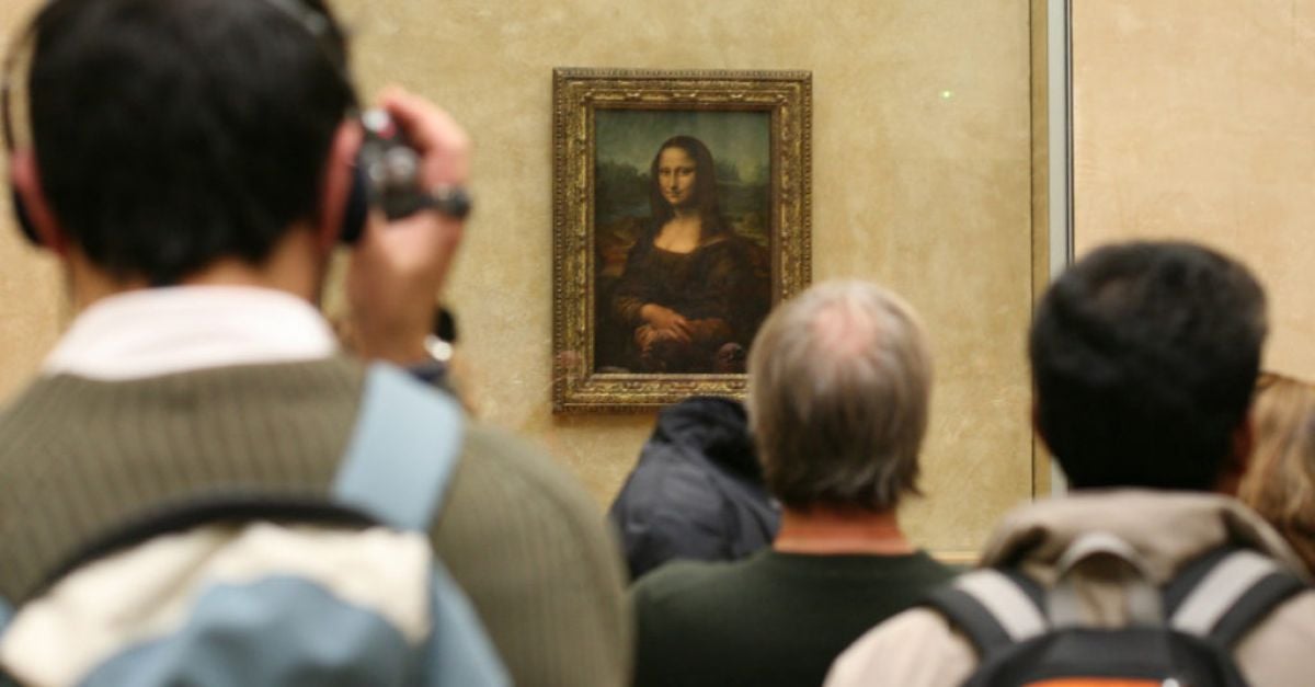 Двама души бяха арестувани, след като протестиращи хвърлиха супа по Мона Лиза