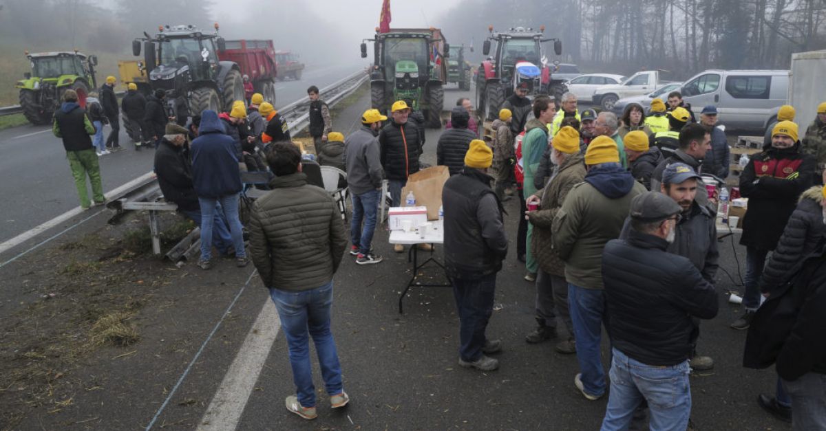 Френските фермери се стремят да поставят Париж „под обсада“ с протест срещу трактори