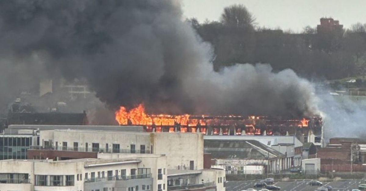 Британската полиция разследва причината за огромен пожар в центъра на град Ливърпул