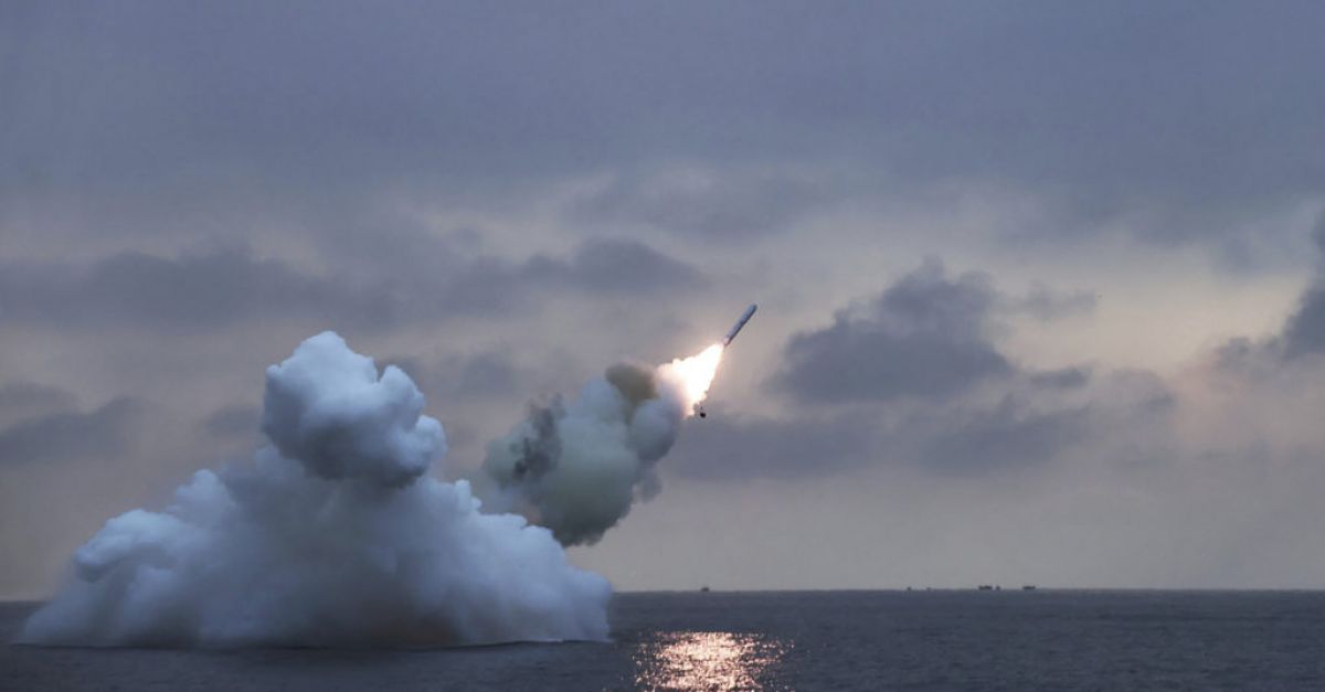 Северна Корея казва, че лидерът е наблюдавал изпитания на ракети, направени за изстрелване от подводници