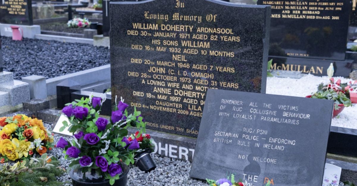 Върната е плоча, открадната от гроба на офицер от RUC, с надпис „Нагоре по RA“