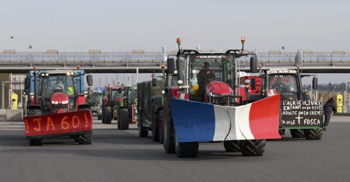 Протестиращите фермери обградиха Париж с барикади с трактори и бавни