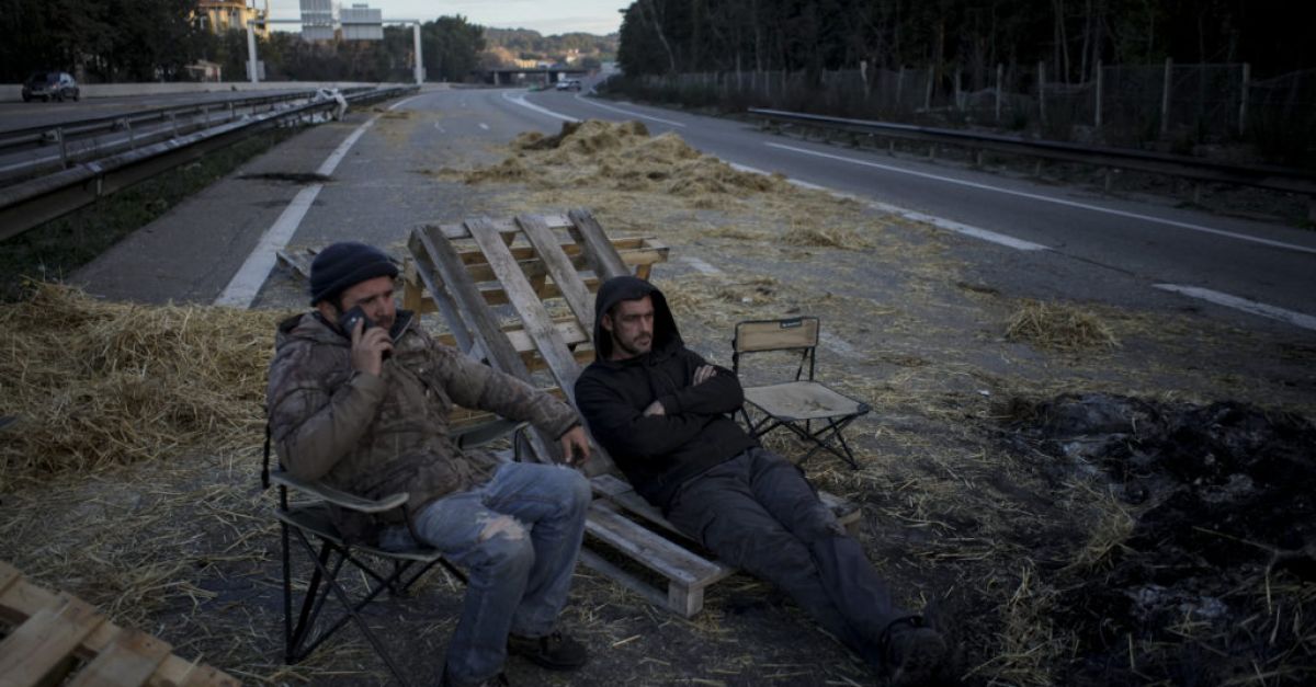С протестиращите фермери лагерували на барикади около Париж правителството на