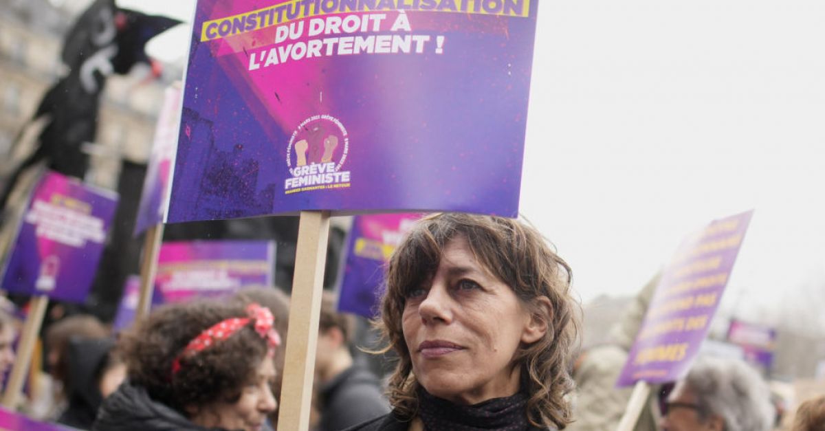 Френското правителство се стреми да закрепи правото на жената на аборт в конституцията
