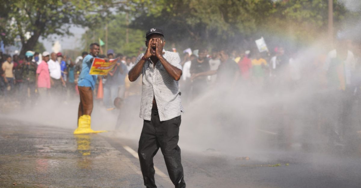 Полицията на Шри Ланка използва сълзотворен газ и водни оръдия