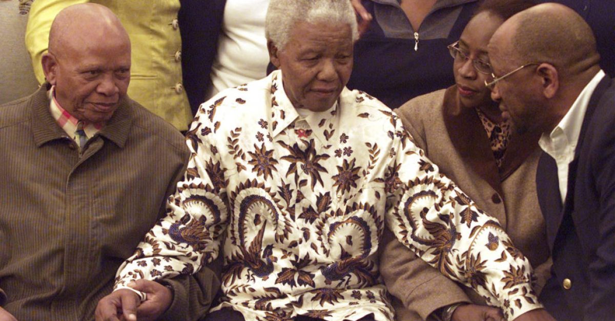 Планираният търг на десетки артефакти принадлежащи на Нелсън Мандела е