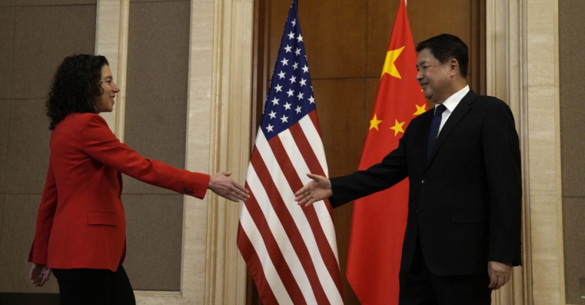 Американски и китайски служители се ангажираха във вторник да работят
