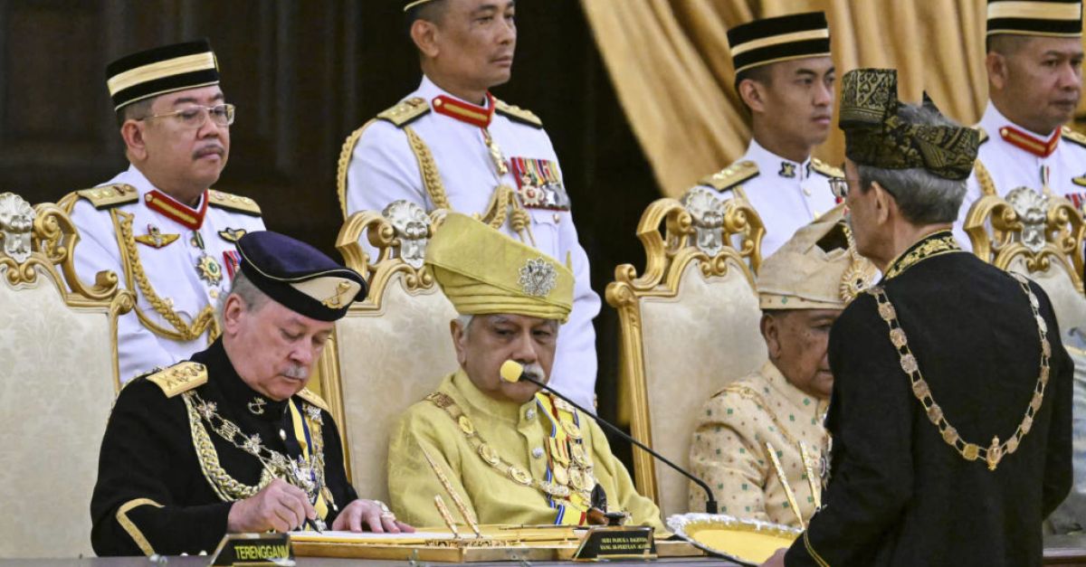 Султанът милиардер който управлява малайзийския щат Джохор положи клетва като