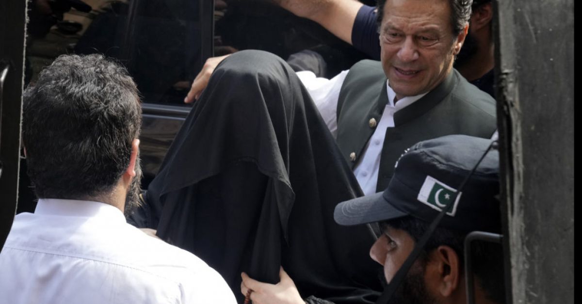 Бившият премиер на Пакистан Имран Хан бе осъден на 14 години затвор