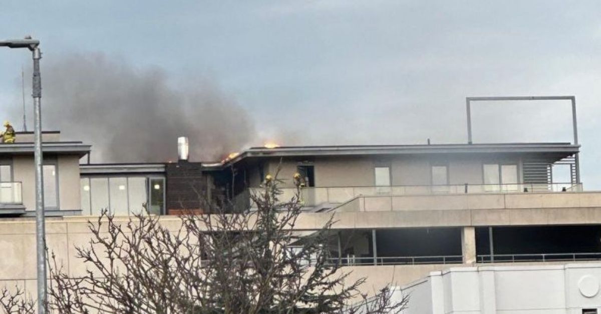 Пожарникари се борят с пожара в жилищна сграда в Сандифорд