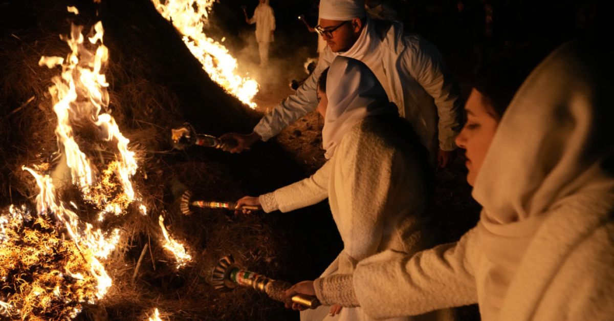 В снимки: Иранските зороастрийци празнуват Саде и края на студените зимни дни