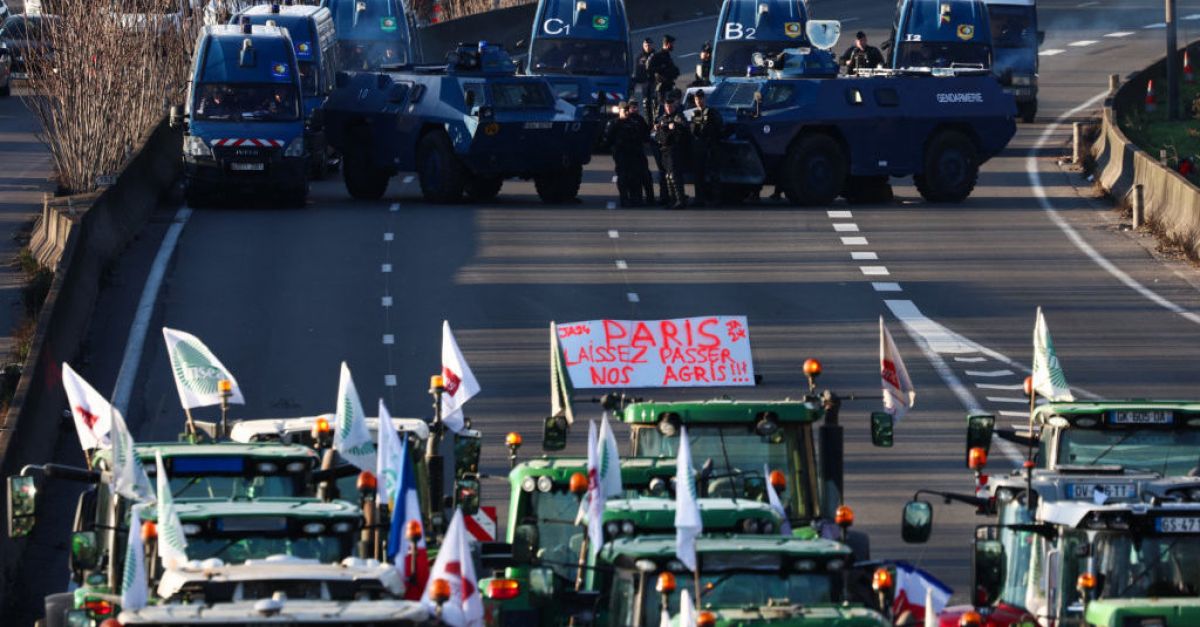 Френското правителство изпрати в сряда бронирани превозни средства за да