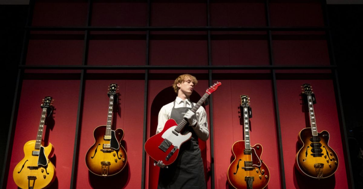 Колекция от китари от фронтмена на Dire Straits прави милиони за благотворителност