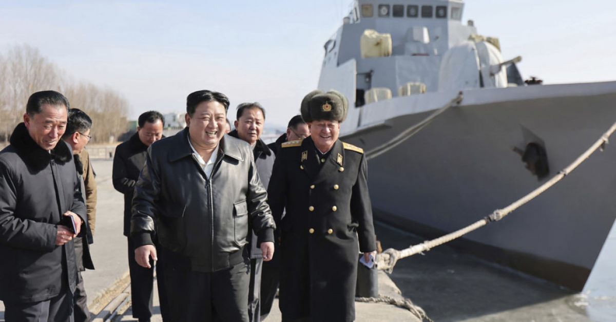 Северна Корея тества още ракети, докато Ким Чен Ун се съсредоточава върху флотата