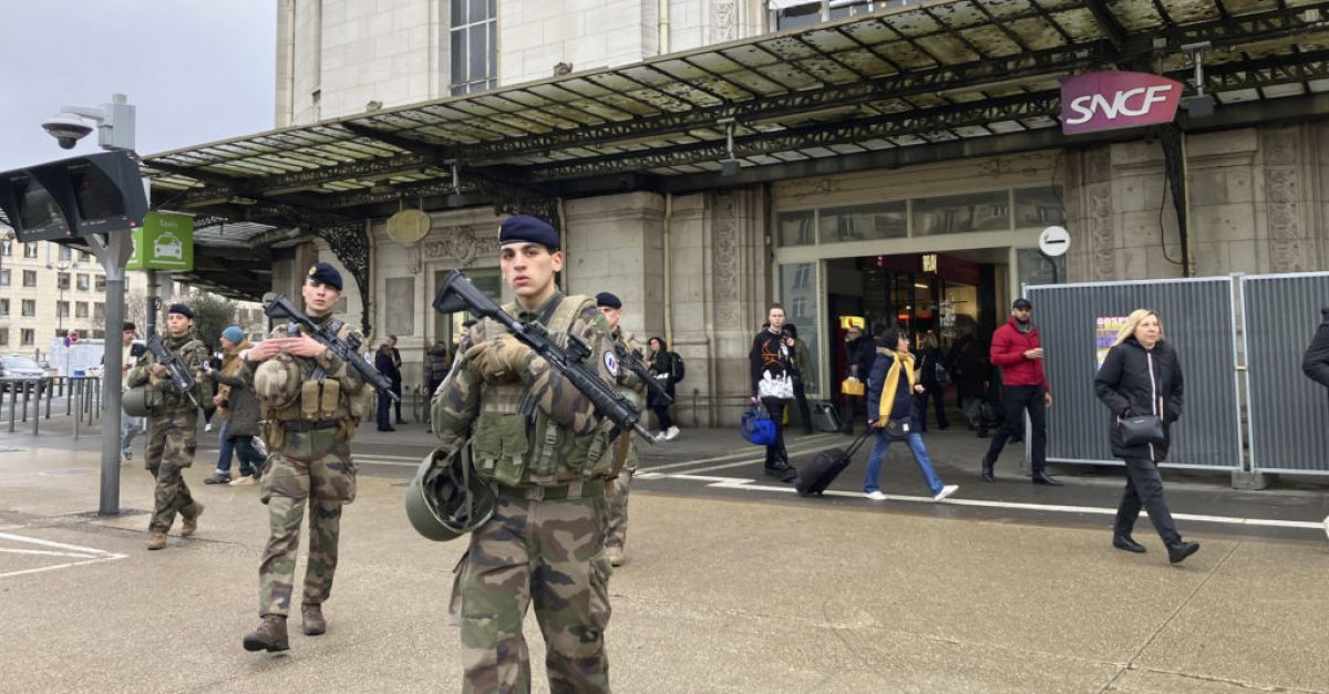 Трима души бяха ранени при нападение на жп гара в Париж
