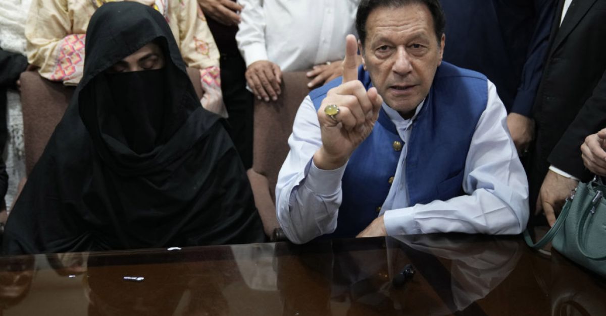 Съд в Пакистан осъди и осъди бившия премиер Имран Хан